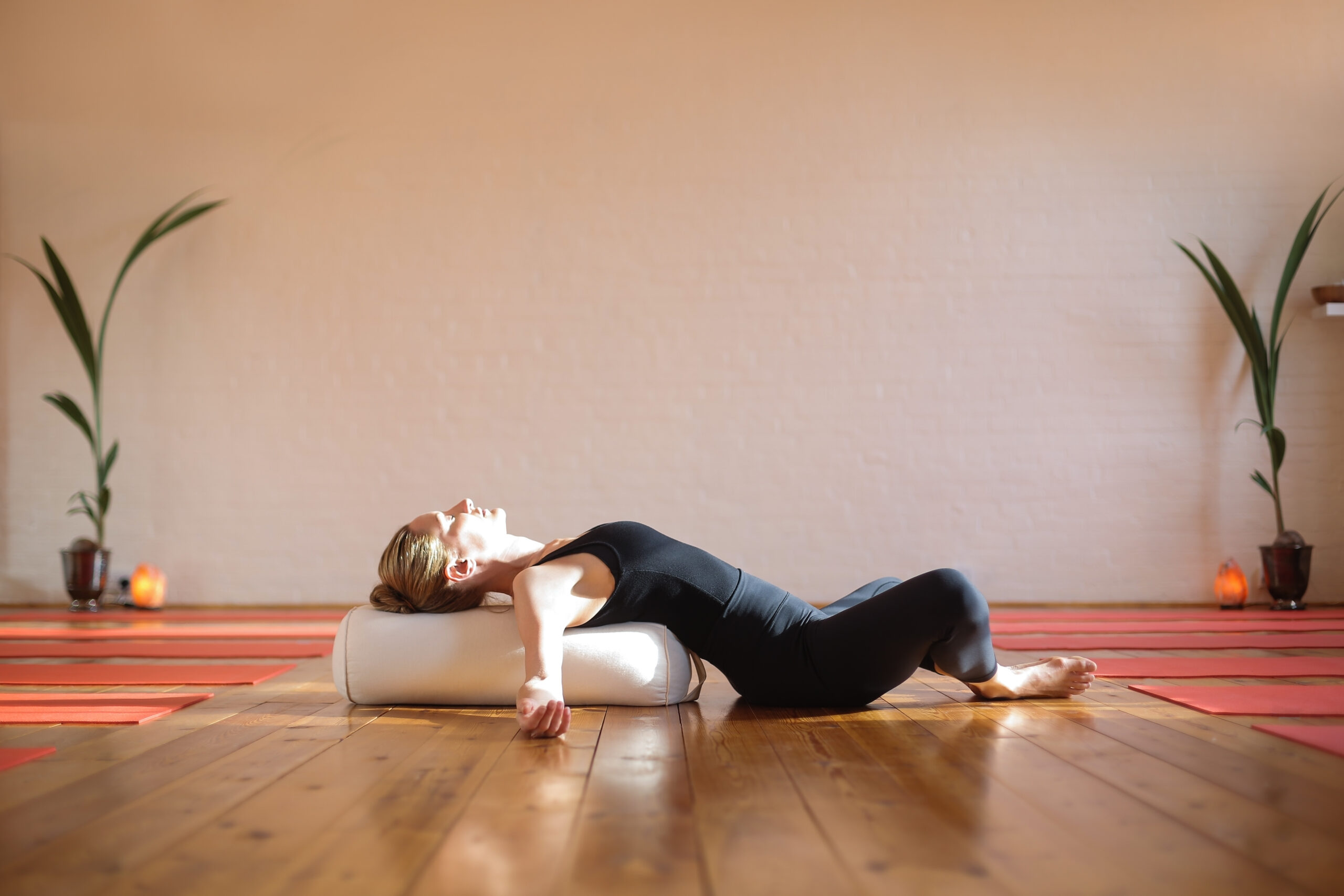 femme qui pratique du yoga